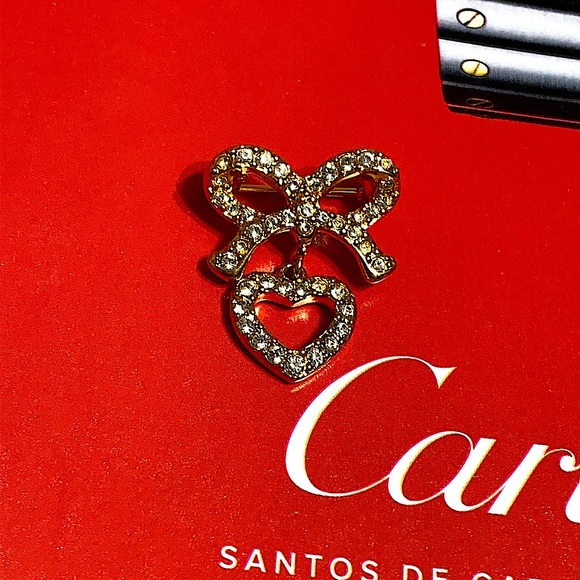 Swarovski Jewelry - 🖤NEW💕Swarovski dangling heart ribbon 🎀 brooch